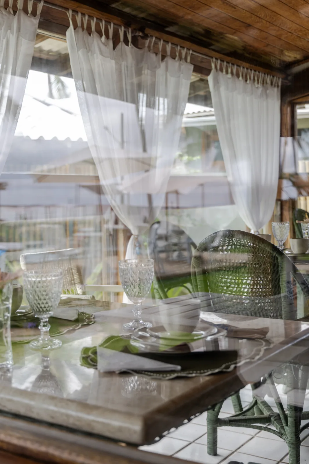Mesa posta do restaurante com taças de cristal e sousplats